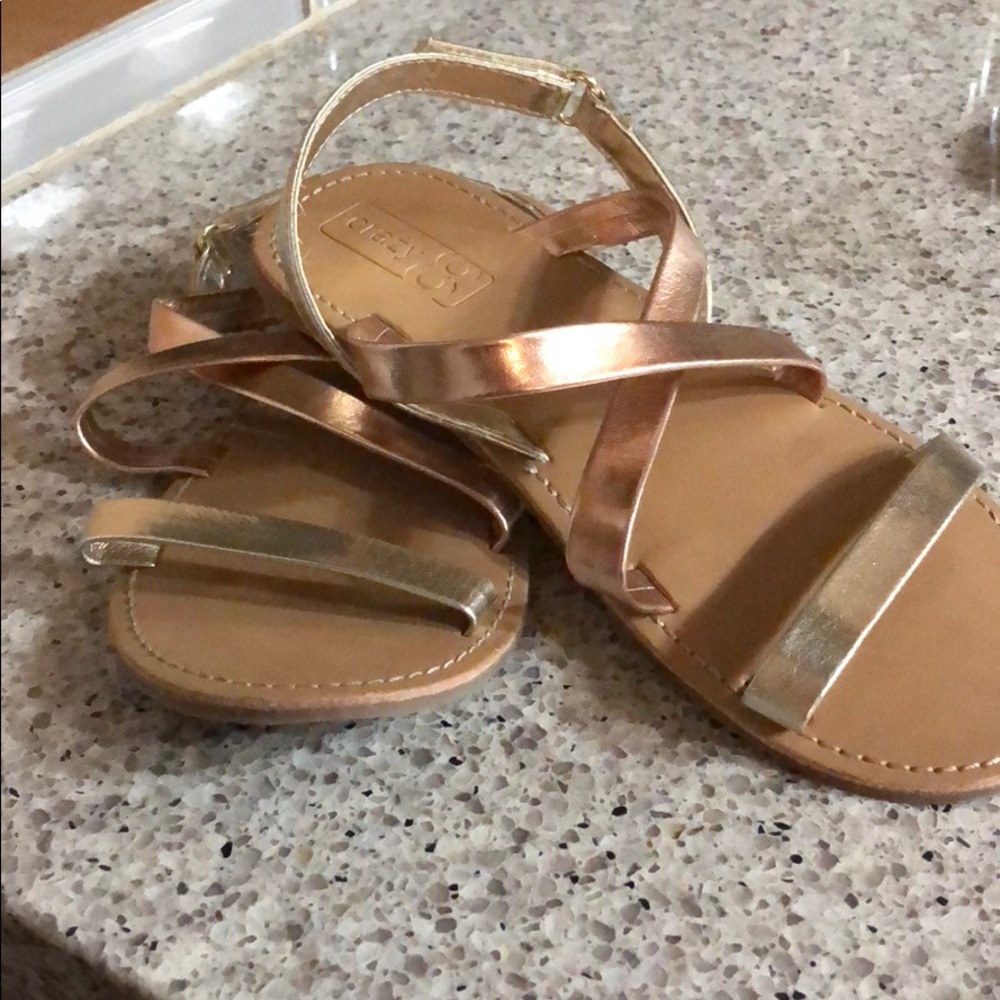 Crazy 8 girls size 1 sandal metallic